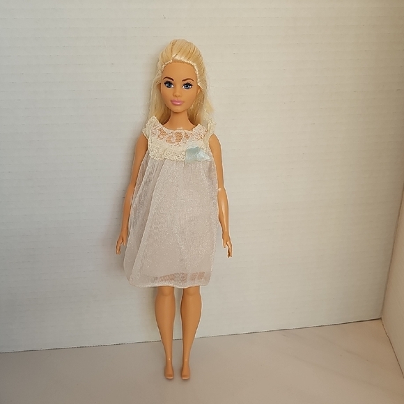 Barbie Curvy Doll - Picture 1 of 8